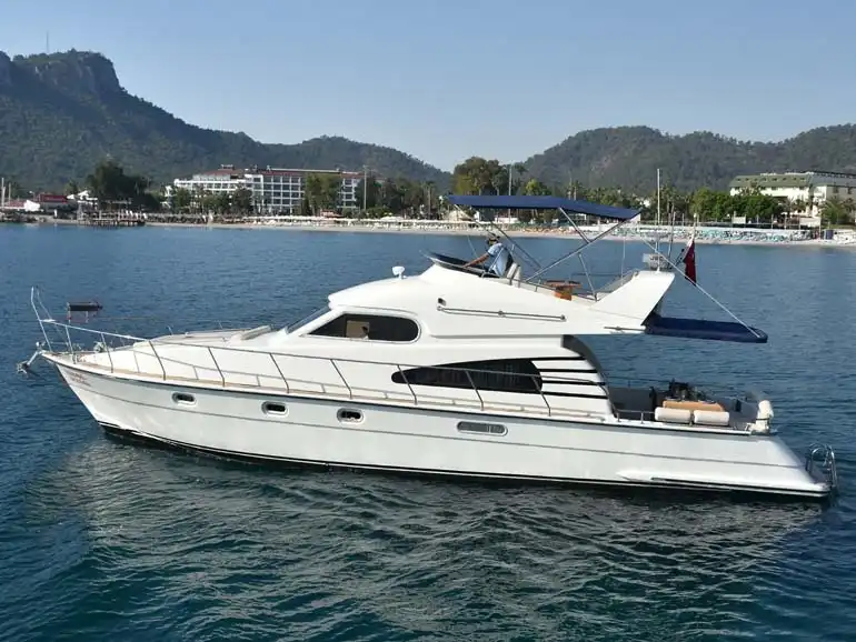 YACHT ASSOL